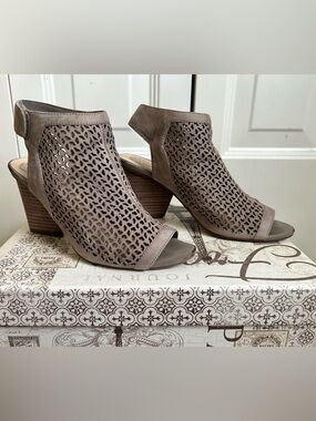 Vince Camuto Dastana Peep Toe Booties 7.5 Taupe Leather Slingback Heels